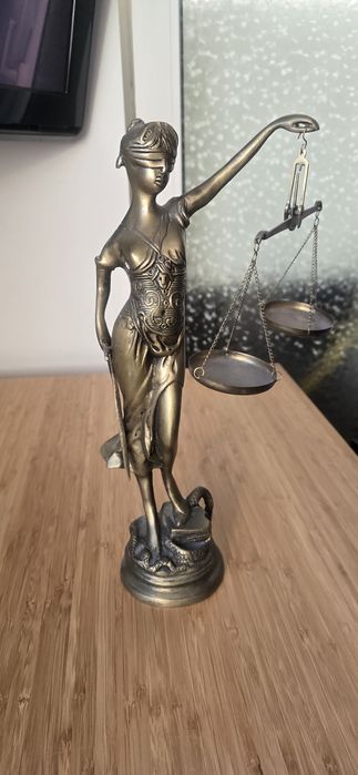 Vând statuia Justiției din bronz