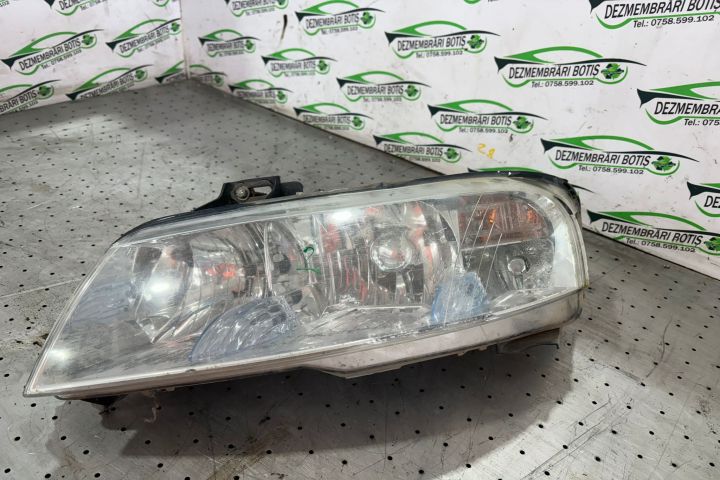 Far stanga DEFECT 2 PICIOARE RUPTE! Fiat Stilo prima generatie