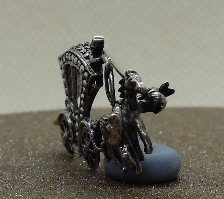 Brosa argint cu marcasite caleasca cu vizitiu si doi cai