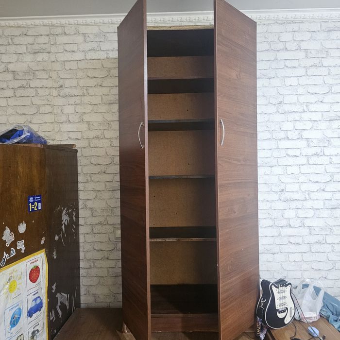 Продам шифонер,шкаф и тумбочку