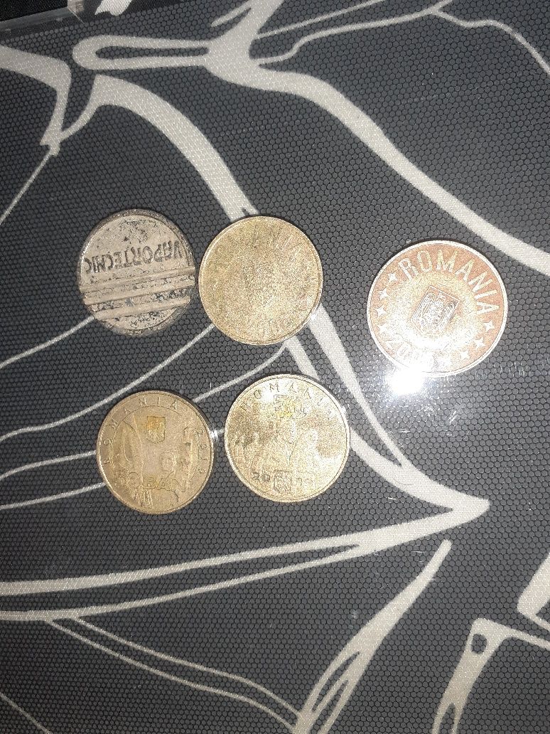 Monezi de colecție diferite.