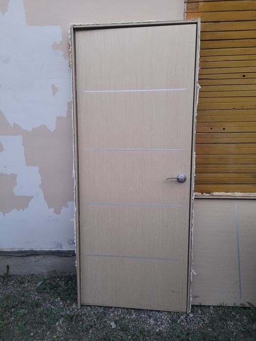 Продам 2 двери,  80см частично с обналичниками.