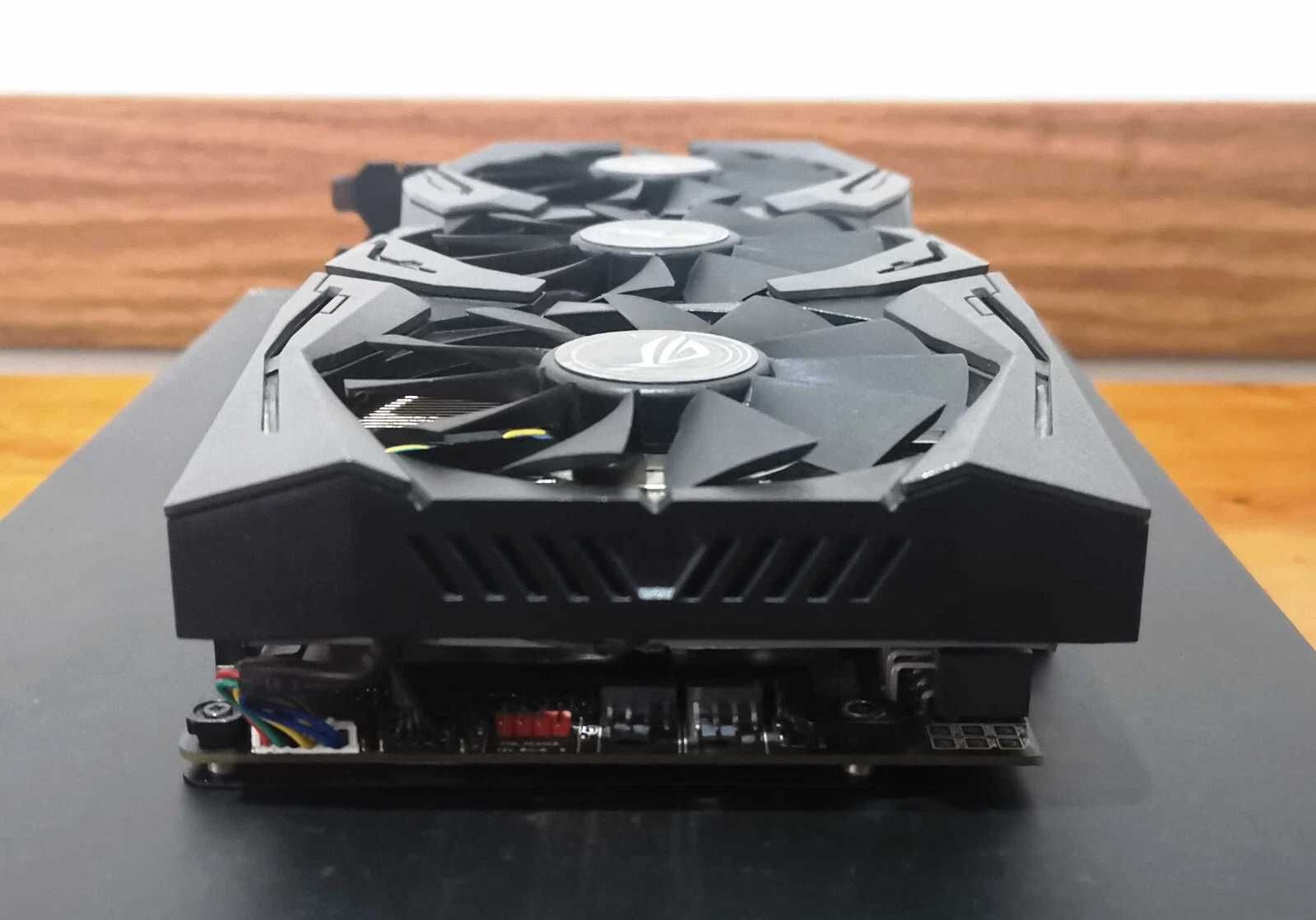 Видеокарта Asus Strix Radeon Vega 64 отлично състояние с кутия