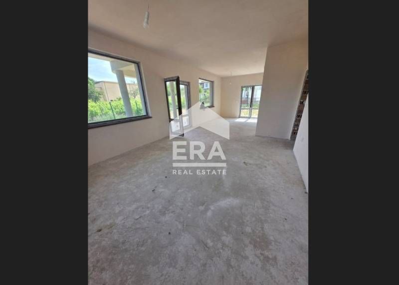 Две триетажни къщи по БДС в село Равна гора област Варна