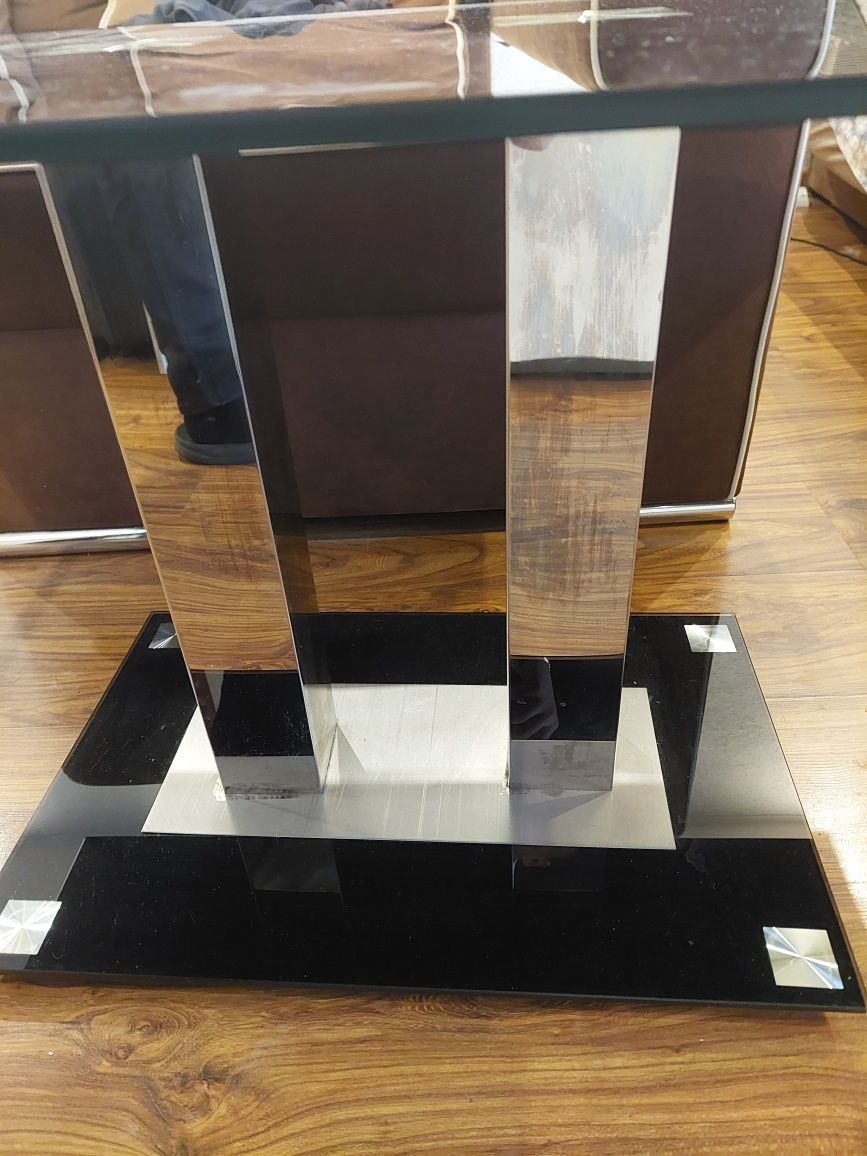 Стъклена холна маса с огледални крачета.