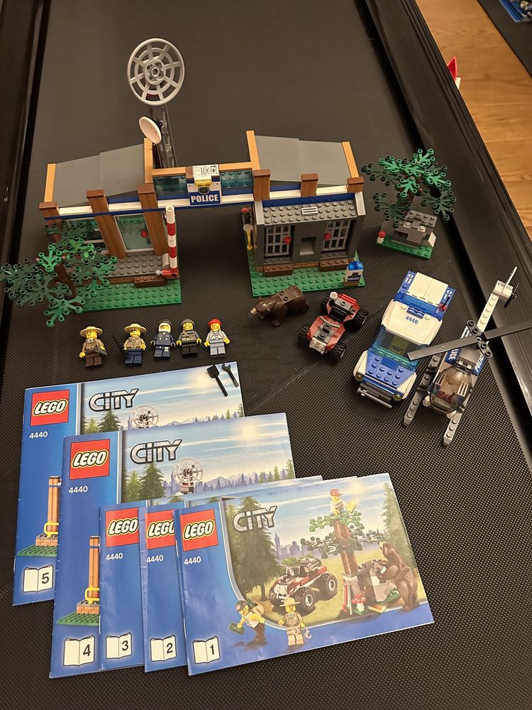 Lego City 4440 Statia de politie din padure