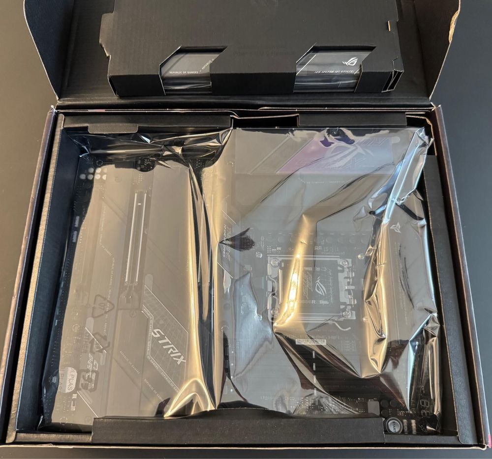 Placa de baza Asus ROG STRIX X670E-A GAMING WIFI Socket AM5  Noua