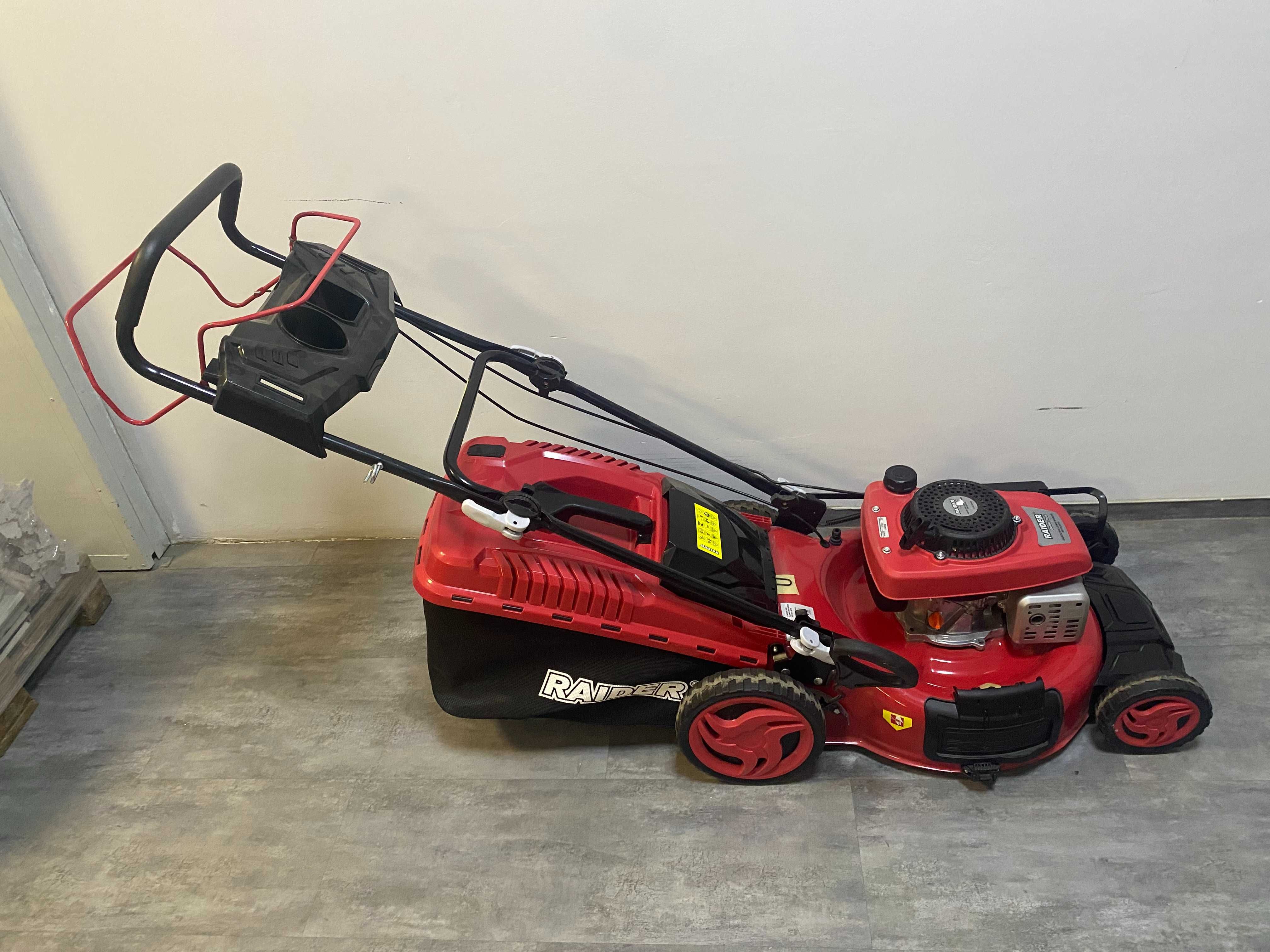 075005	Косачка бенз. самоход 3.2kW 53cm 21" 60L 2500m2 RD-GLM10