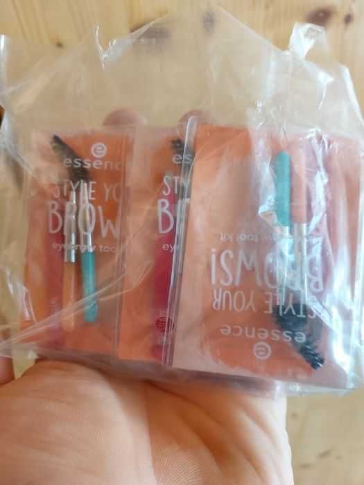 Kit  pentru sprancene Essence