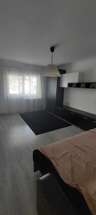Ofer spre inchiriere garsoniera