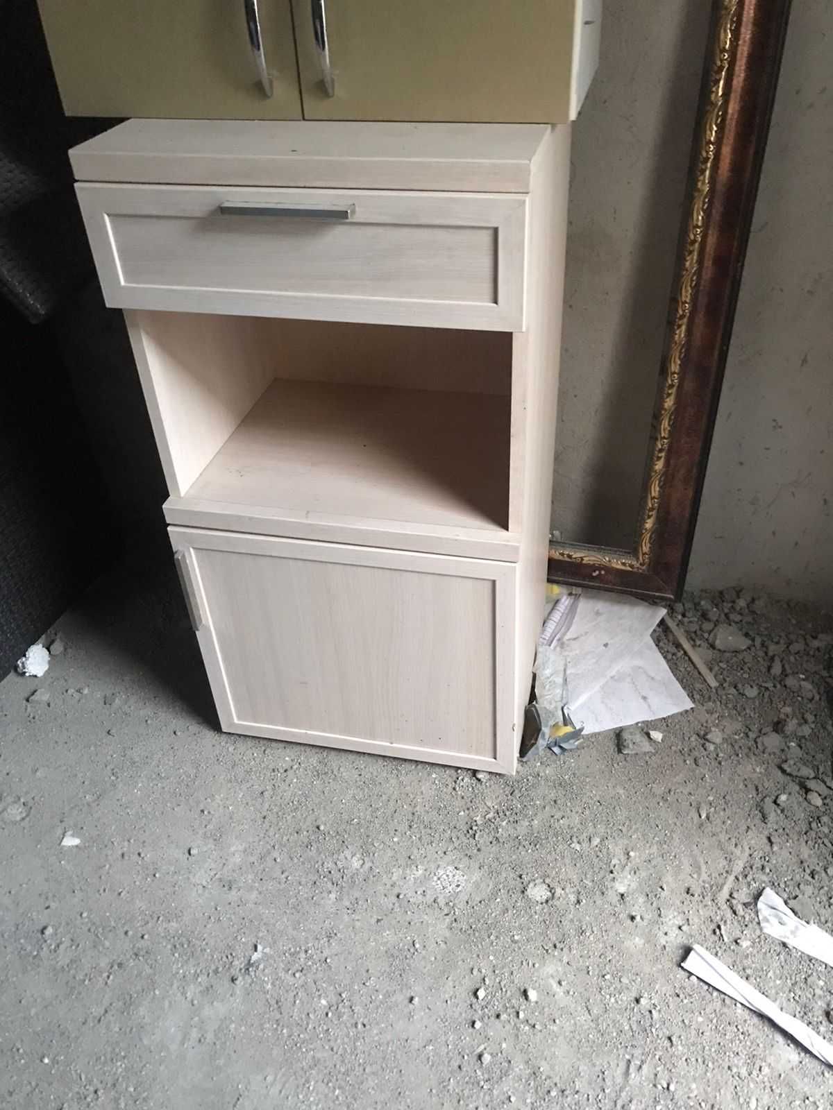 Мебель для прихожей, тумбочка с зеркалом.