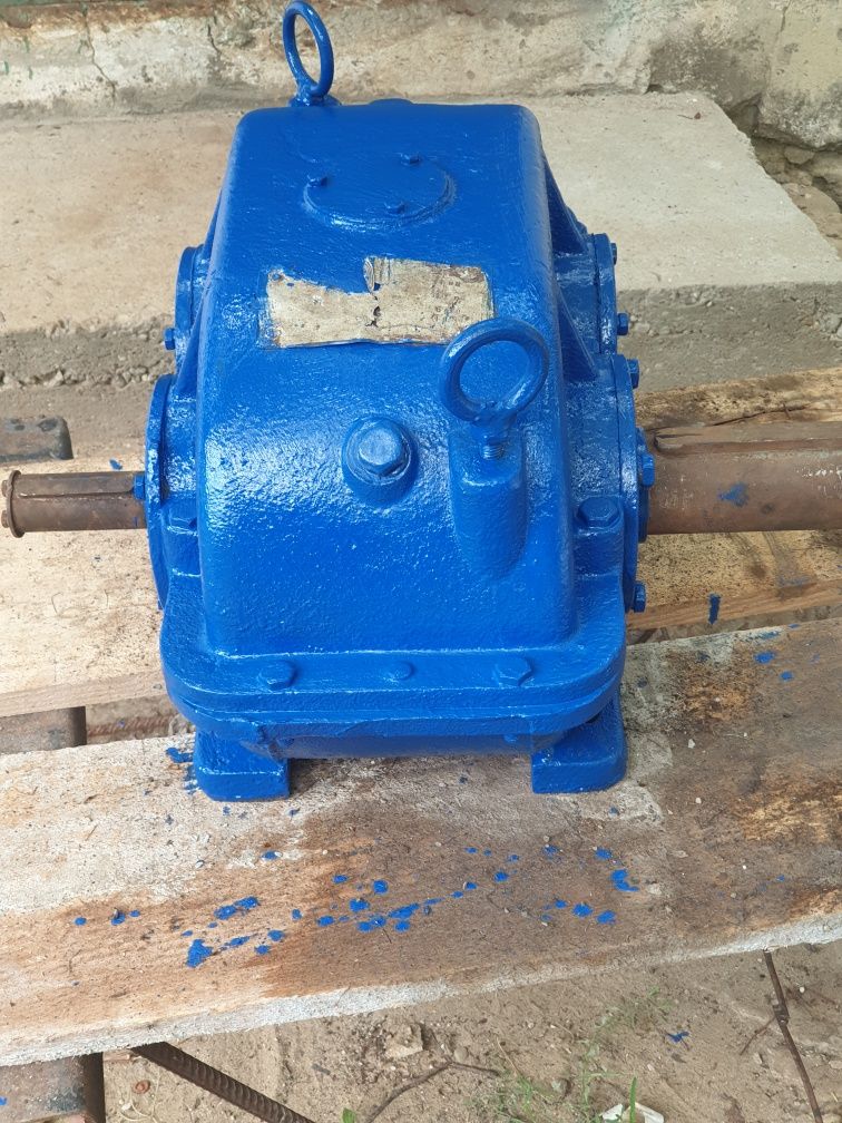 Vând motor electric 4 kw reductor raport 1/28