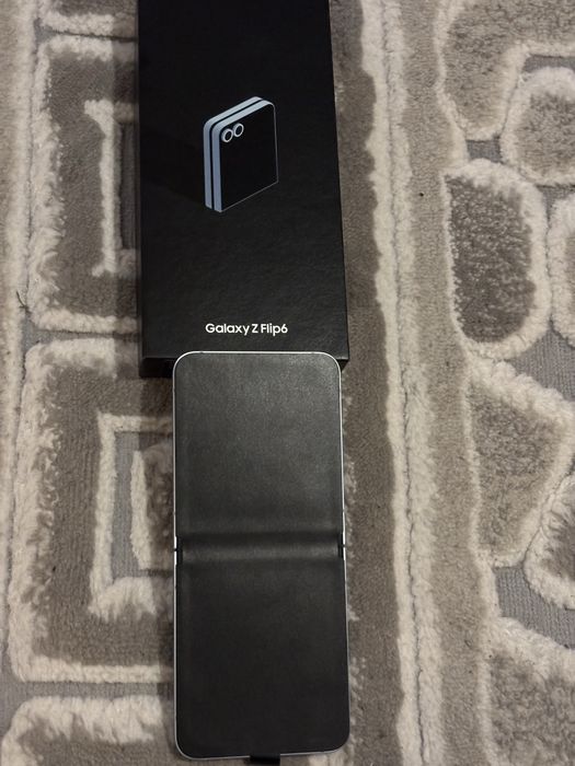 Galaxy Z Flip6  отворен е само за снимка