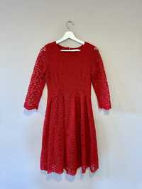 Червена дантелена рокля