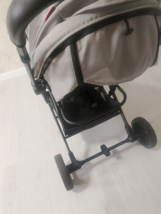 Продам прогулочную коляску с чехлом для ног