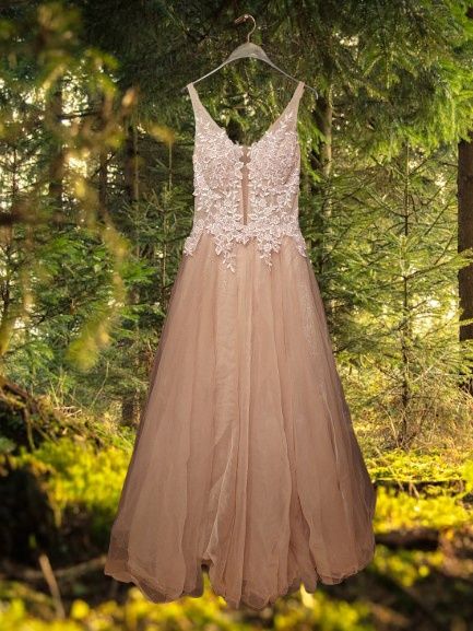 Елегантна дълга рокля в нежно прасковено-розов цвят