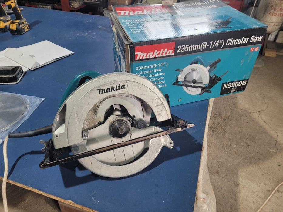 Circular electric Makita la  220 v cu panza multimaterial