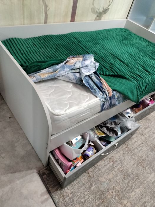 Продам детскую кровать 1.5м на 80см.