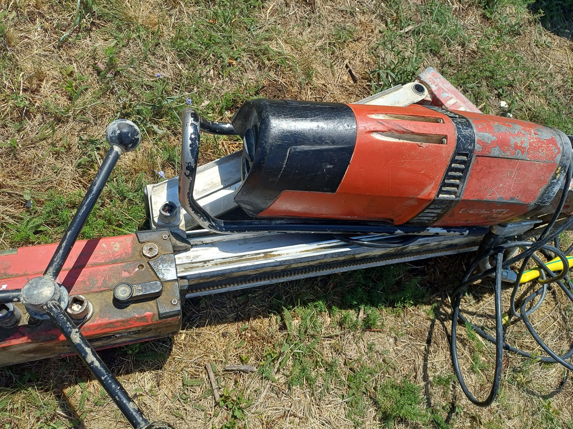 Диамантно-пробивнa машина HILTI DD 350 за бетон + Статив