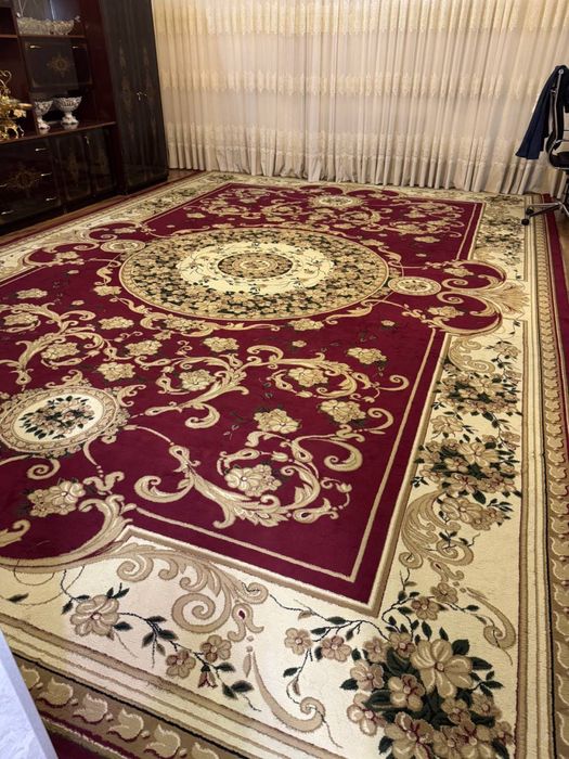 Oshxona mebel , stenka va  gilam sotiladi