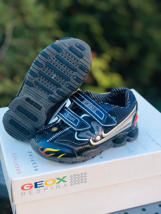 Adidasi baiat GEOX -marimea 24,inter15cm,leduri,ca piele Nike,Salomon
