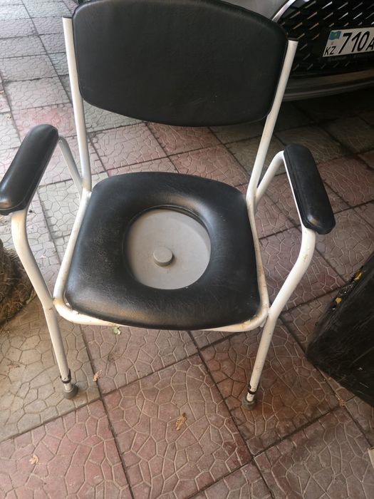 Продам прогулочную инвалидную коляску и санитарный стул