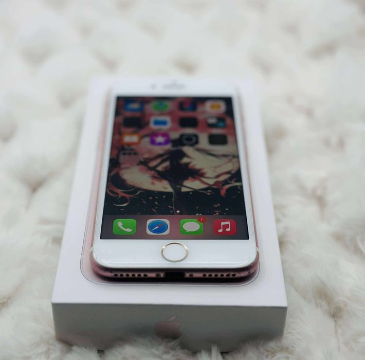 Vand / Schimb IPhone 7  Roz  Impecabil
