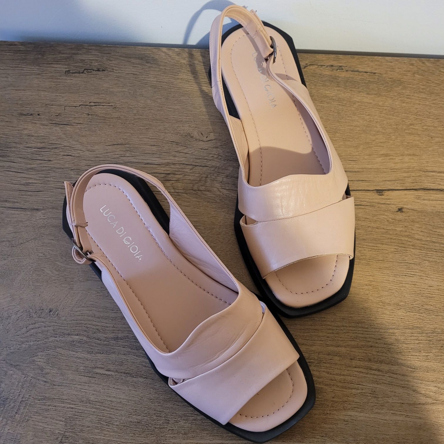 Sandale roz din piele Benvenuti