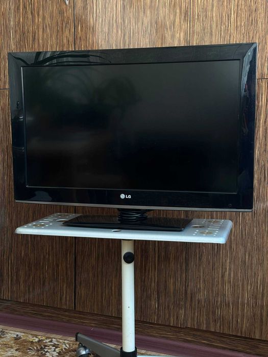 Телевизор LG с тумбой, диагональ 32. Не смарт.
