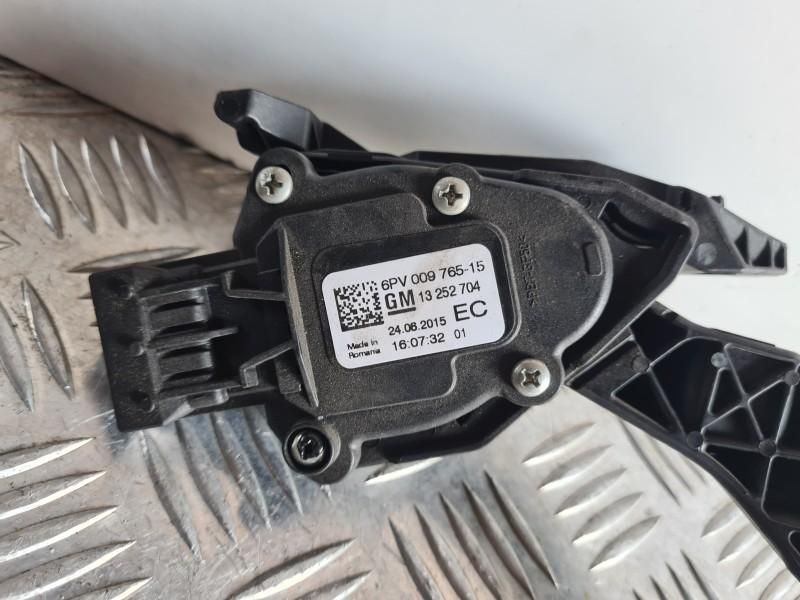 Pedala acceleratie Opel Astra J 1.7 cdti; 2.0 cdti ; 1.3 cdti; 1.4 i;