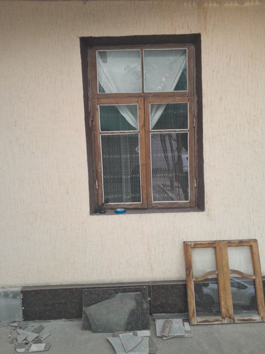 Eshik deraza yechib qoyilgan