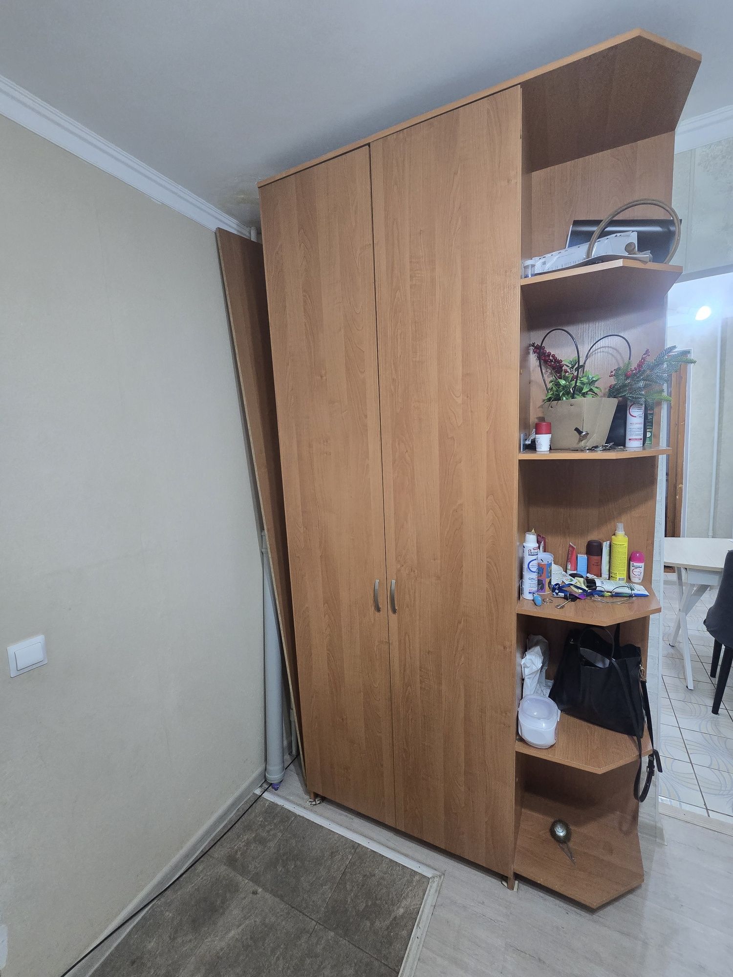 Шкаф высокий. В прихожую.