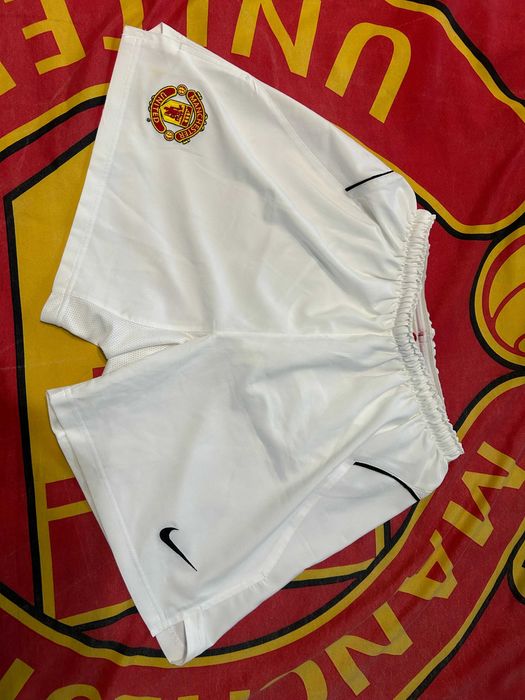 Продавам оригинални шорти на Манчестър Юнайтед/ Manchester United