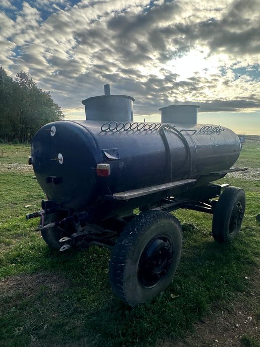 Trailer baloti rotunzi și cisterna