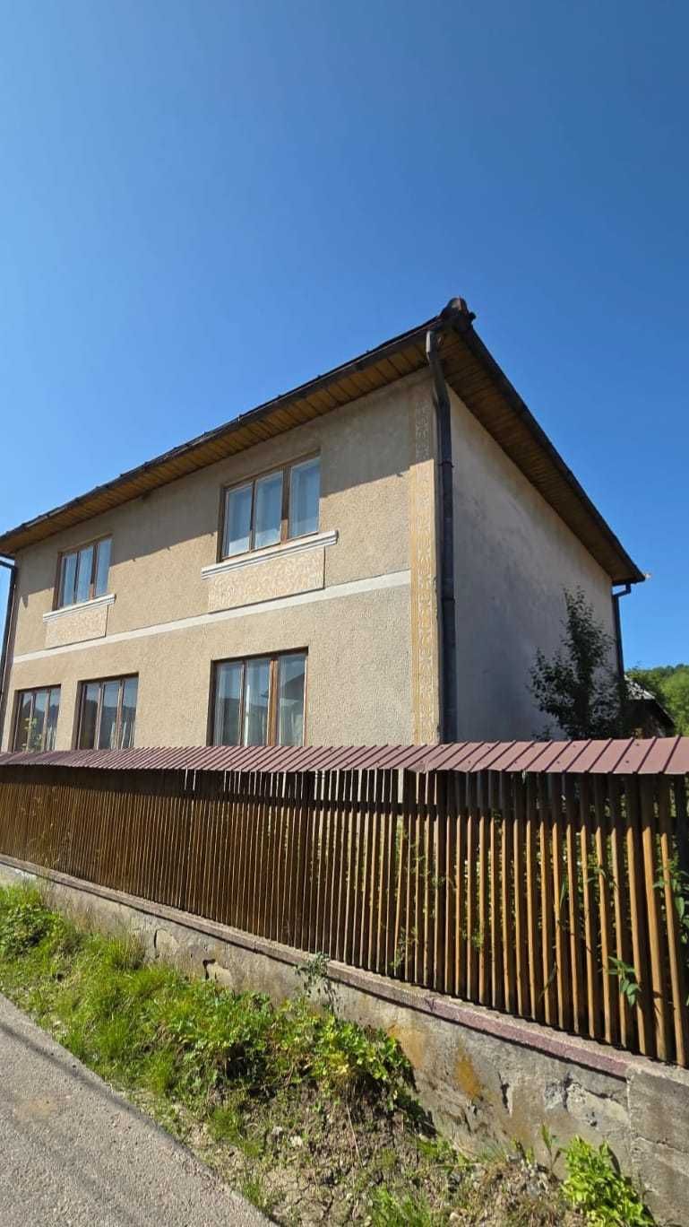De vânzare casă în Rona de Sus, grădină, anexe și poartă tradițională