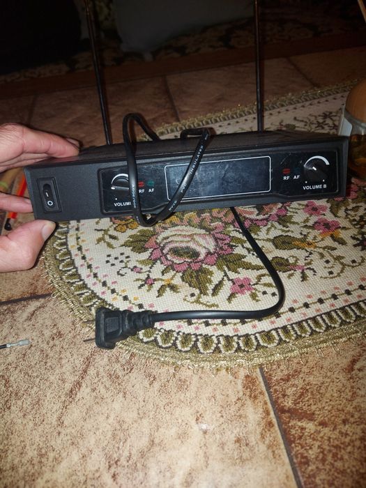 Microfoane wireless (nu Shure,Sennheiser)Sansui R50.Technics SU
