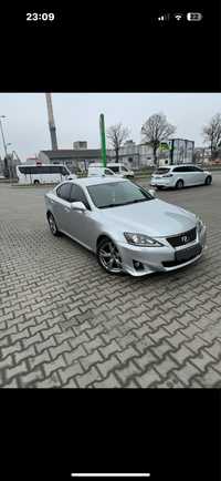 Lexus is facelift impecabil