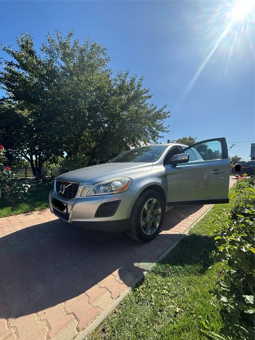 Volvo XC60 – An 2013, culoare gri metalizat