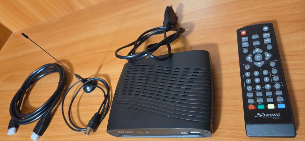 Декодер STRONG за цифрова ефирна телевизия.