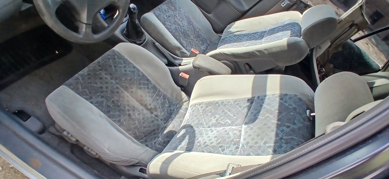 Mazda 323 2.0  2001g