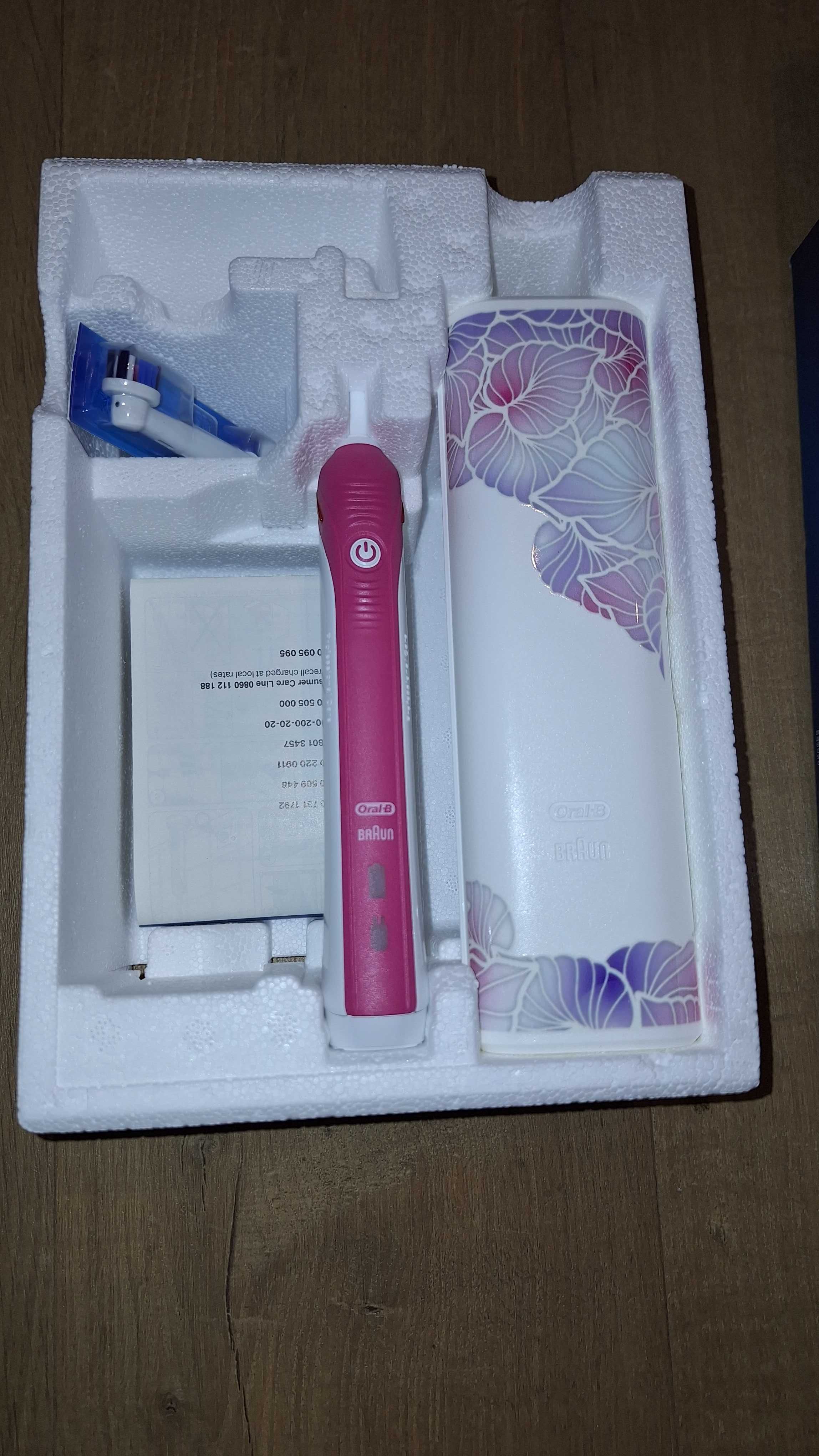 Oral-B PRO 2 2500 Електрическа четка за зъби + кутийка за път