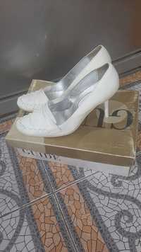 Продам белые свадебные туфли р.36