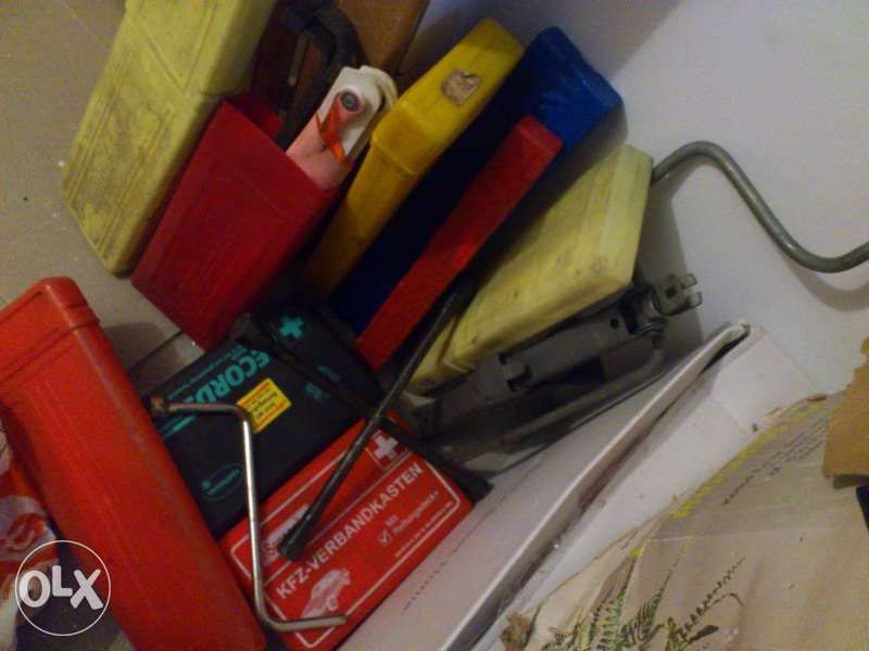 триъгълници,аптечки,ключ за гуми,крик,огледала,теглич и др..