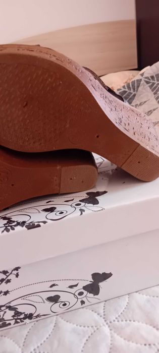 Летни сандали на платформа