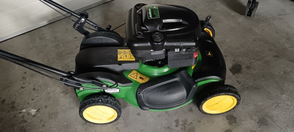 Masina de tuns iarba john deere cu tractiune