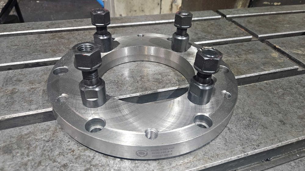 Клинозатегателни патронници BISON и български ,за стругове с CNC нови.