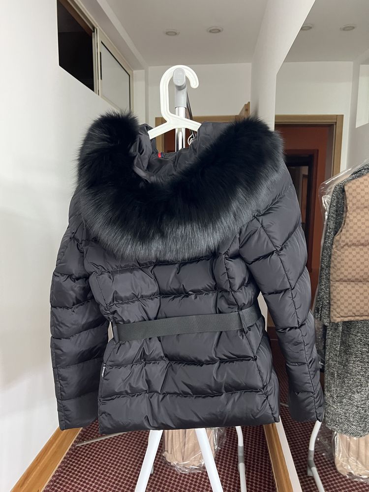 Дамско яке Moncler XS размер с естествен косъм