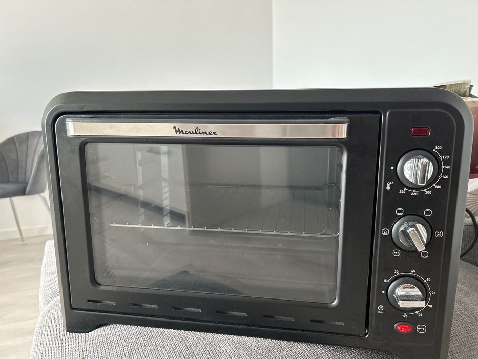 Mini oven Moulinex  este nou utilizat doar o data adus din Belgia.