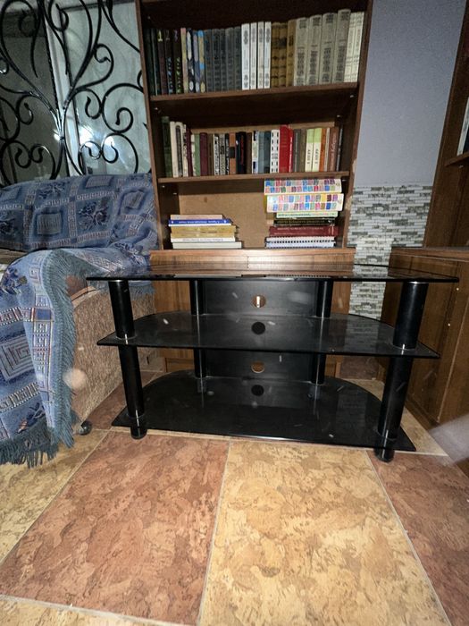 Стол для телевизора в хорошем состоянии