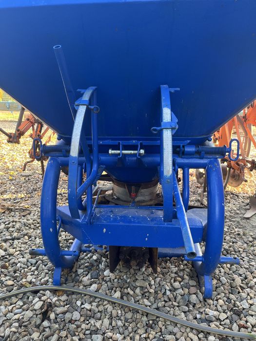 Vând mașina de împrăștiat